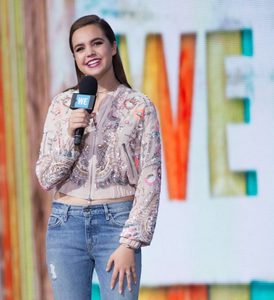 Bailee-Madison -WE-Day-New-York-at-Radio-City-Music-Hall--06-662x723.jpg