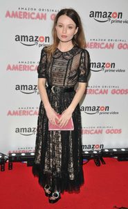 Emily-Browning -American-Gods-UK-TV-Premiere--04-662x1069.jpg