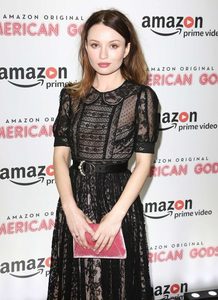 Emily-Browning -American-Gods-UK-TV-Premiere--07-662x907.jpg