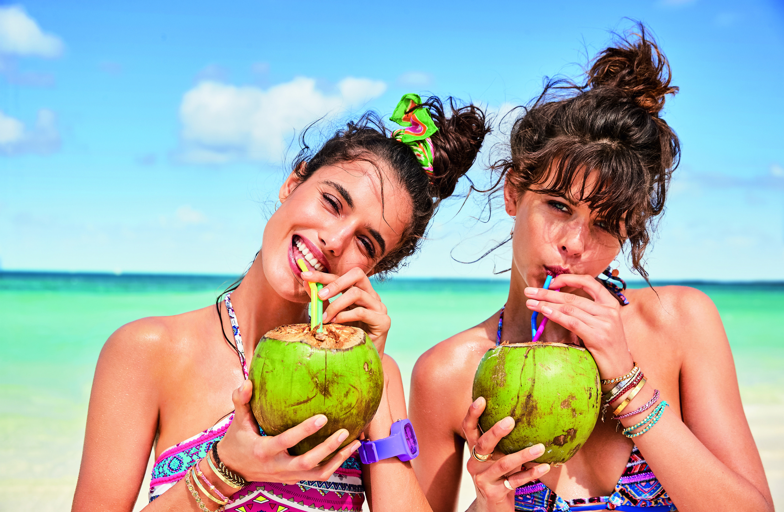 Девушки отдыхают летом. Девушка с коктейлем на пляже. Море фрукты. Девушка на море с коктейлем. Девушка с фруктами на пляже.
