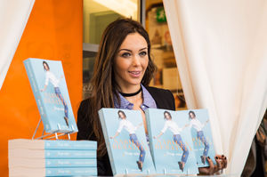 Hysterie-a-Besancon-pour-une-seance-de-dedicace-de-Nabilla.jpg