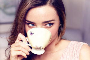 Miranda-Kerr-for-Royal-Albert.thumb.jpg.d32d74429bfee62812b826647eab7743.jpg