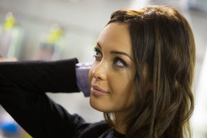 Nabilla-Benattia-dedicace-son-livre-Trop-Vite-a-la-librairie-Filigranes-a-Bruxelles-Belgique-le_exact1024x768_l10.jpg