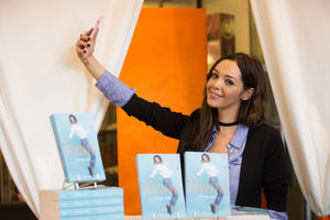 Nabilla-Benattia-dedicace-son-livre-Trop-Vite-a-la-librairie-Filigranes-a-Bruxelles-Belgique-le_exact1024x768_l17.jpg