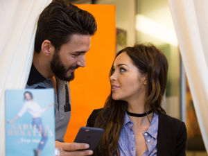 Nabilla-Benattia-dedicace-son-livre-Trop-Vite-a-la-librairie-Filigranes-a-Bruxelles-Belgique-le_exact1024x768_l18.jpg