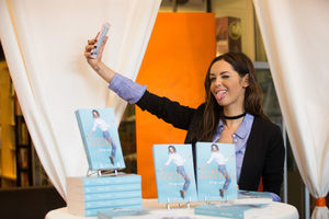 Nabilla-Benattia-dedicace-son-livre-Trop-Vite-a-la-librairie-Filigranes-a-Bruxelles-Belgique-le_exact1024x768_l3.jpg