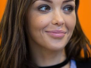 Nabilla-Benattia-dedicace-son-livre-Trop-Vite-a-la-librairie-Filigranes-a-Bruxelles-Belgique-le_exact1024x768_lB.jpg