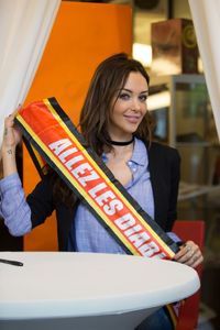 Nabilla-Benattia-dedicace-son-livre-Trop-Vite-a-la-librairie-Filigranes-a-Bruxelles-Belgique-le_width1024.jpg