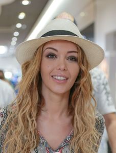 Nabilla-Benattia-dedicace-son-livre-Trop-Vite-dans-une-galerie-commerciale-Auchan-a-Petite-Foret-d_width1024a.jpg