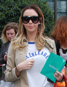 Nabilla-Benattia-en-trench-coat-Burberry-et-portant-un-sac-Balenciaga-rouge-quitte-les-studios-de-D_width1024.jpg