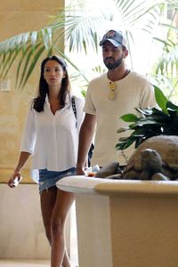 Nabilla-Benattia-et-son-compagnon-Thomas-Vergara-en-vac_width1024w.jpg