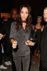 Nabilla-Benattia-rencontre-ses-fans-et-signe-des-autographes_width1024v.jpg