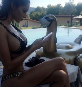 Nabilla-super-sexy-en-bikini-a-la-piscine_exact1024x768_pb.jpg