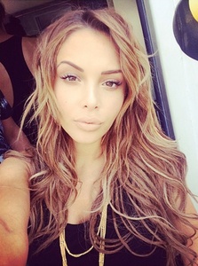 Photos-Nabilla-23-photos-incontournables-pour-celebrer-ses-23-ans_portrait_w674_7_resultat.jpg