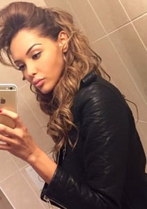 Photos-Nabilla-23-photos-incontournables-pour-celebrer-ses-23-ans_portrait_w674_9_resultat.jpg