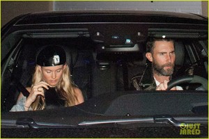 adam-levine-wife-behati-prinsloo-dinner-date-03.jpg