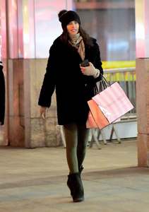 adriana-lima-out-shopping-on-5th-avenue-in-new-york-march-31-2017_103023645.thumb.jpg.f3e56d128fe642645c138ef1d06434f6.jpg