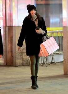 adriana-lima-out-shopping-on-5th-avenue-in-new-york-march-31-2017_303023645.thumb.jpg.63bd5b69f22a06e35f03ee87998d36f0.jpg