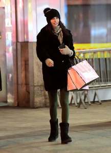 adriana-lima-out-shopping-on-5th-avenue-in-new-york-march-31-2017_403023645.thumb.jpg.479cbfb3181b2cb242e9cdd1ad955bc8.jpg