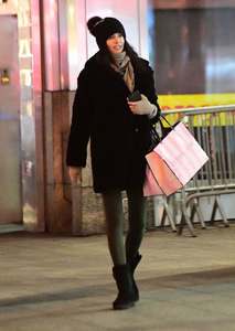 adriana-lima-out-shopping-on-5th-avenue-in-new-york-march-31-2017_603023645.thumb.jpg.78896f0c5a5c915f533fdb3fe4526b97.jpg