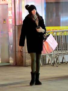 adriana-lima-out-shopping-on-5th-avenue-in-new-york-march-31-2017_703023645.thumb.jpg.ee9fcaa7c7d6c0610a56a0d700dc2834.jpg