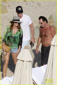 cindy-crawford-kids-kaia-gerber-presley-gerber-beach-st-barts-01.jpg