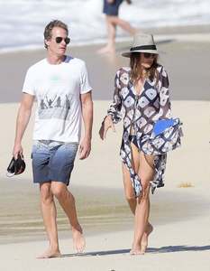 cindy-crawford-out-walk-at-a-beach-in-st-barts-april-05-2017_107094838.jpg