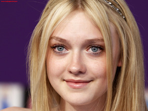 dakota-fanning-as-a-toddler-wallpaper-3.jpg