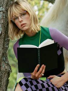 edie_VERSACE-SS17_eyewear-6_versace.thumb.jpg.51b246679b5b1c56beb63ba8bc8fa9c6.jpg