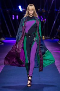 edie_versace-ss17-women-fashion-show-collection-look-01-front_versace.thumb.jpg.802243d046f681efc2233a277ceabf7b.jpg