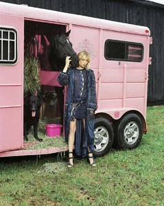 edie_versace_ss17_ease_of_summer_versace_1.thumb.jpg.72050030e16abfbaa571f38782139a40.jpg