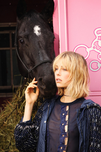 edie_versace_ss17_ease_of_summer_versaceofficial_3.thumb.jpg.8d7a144253019acc80ce822dbe546982.jpg