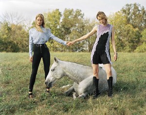 edie_versace_ss17_lace_versace.thumb.jpg.cfc1d8b15c0ce9bba108430f3df3f652.jpg