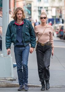 elsa-hosk-and-tom-daly-out-and-about-in-new-york-04-20-2017_3.jpg