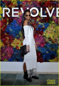 emma-roberts-alessandra-ambrosio-rock-pretty-prints-at-coachella-2017-02.jpg