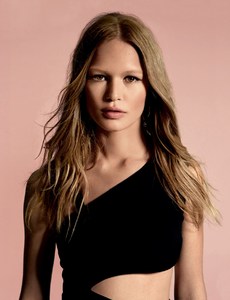 grazia-germany-april-2017-anna-ewers-by-thomas-krappitz-00.thumb.jpg.635d8d581baba9c2cf3673687ba7cd05.jpg