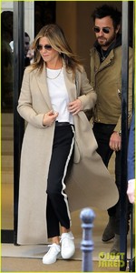 jennifer-aniston-justin-theroux-out-in-paris-01.thumb.jpg.a842335b98aed52b090380448896e302.jpg