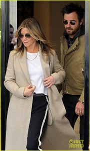 jennifer-aniston-justin-theroux-out-in-paris-02.thumb.jpg.fe3022b3d7db85001c42159f98da3e45.jpg