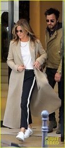 jennifer-aniston-justin-theroux-out-in-paris-03.thumb.jpg.8a89c4d262e089b42ee02504d7d0b38e.jpg