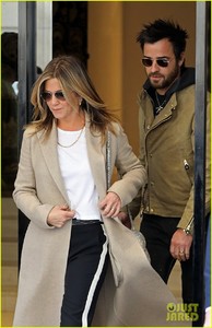 jennifer-aniston-justin-theroux-out-in-paris-04.thumb.jpg.f6bb9bef9125169d09a622f1ca510d0a.jpg