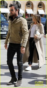 jennifer-aniston-justin-theroux-out-in-paris-05.thumb.jpg.cb5731d520c10da7311f60d2ff01f4a0.jpg