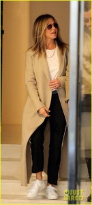 jennifer-aniston-justin-theroux-out-in-paris-06.thumb.jpg.61522fb1ccb47c05336928c168a30658.jpg