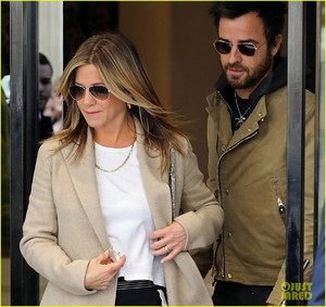 jennifer-aniston-justin-theroux-out-in-paris-07.thumb.jpg.b130dba6853a7619b262ad9888580817.jpg