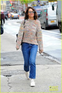 katie-holmes-loves-her-converse-sneakers-04.jpg