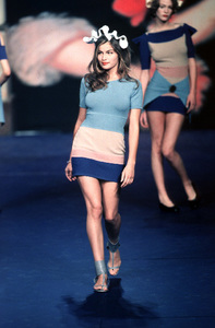 vivienne-westwood-ss-1999-10.thumb.jpg.7e0a75612d36a607934647fb052e4f8b.jpg