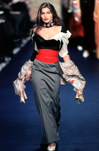 vivienne-westwood-ss-1999-23.thumb.jpg.ff05fabc4c927770c75efa3448d3deac.jpg