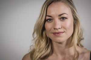 1118full-yvonne-strahovski.thumb.jpg.621e7eed4e469151dc9b7125e1fa7be7.jpg