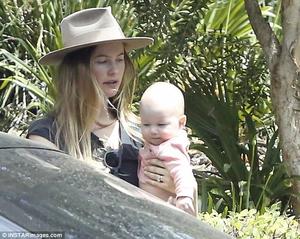 405AA23A00000578-4508454-Gorgeous_girls_Adam_s_wife_Behati_looked_casual_in_a_beige_hat_a-a-40_1494877023560.jpg