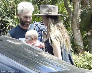 405AA24600000578-4508454-Multi_tasking_The_new_parents_looked_like_they_were_helping_each-a-45_1494877023973.jpg