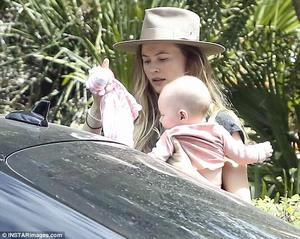 405AA27500000578-4508454-Like_mother_like_daughter_Dusty_Rose_is_the_spitting_image_of_he-a-41_1494878292315.jpg